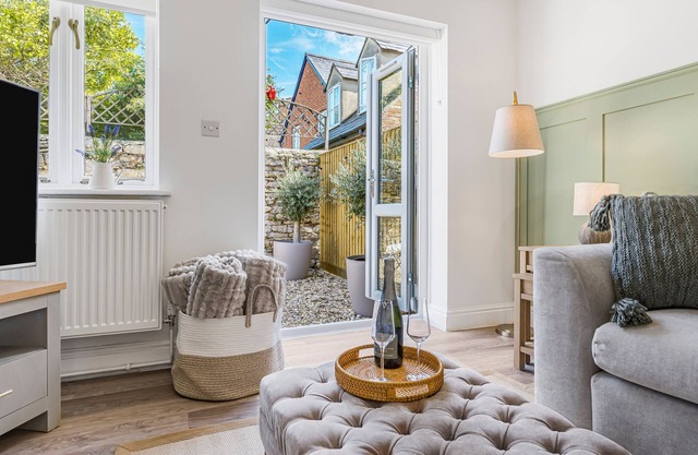 BRAND NEW! Renovated luxury 2-bed cottage, parking & garden