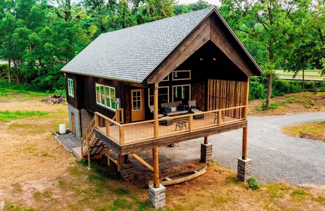 Brand new River Cabin ready for floating swimming or fishing . Close to Skiing!
