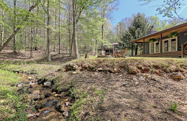 BRAND NEW! Romantic bungalow w/hot tub- minutes from downtown Blue Ridge