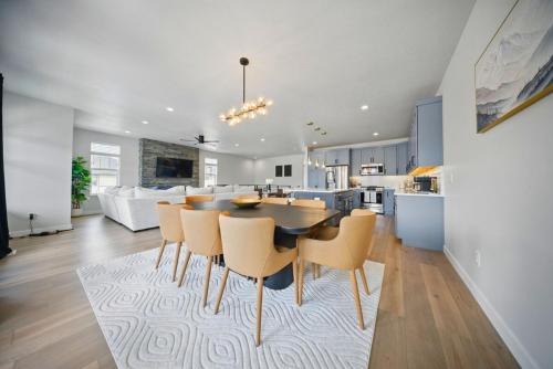 BRAND NEW Scenic Luxury Mountain Retreat