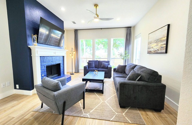 Brand New Spacious Serenity Getaway - King Bed!