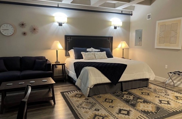 Brand new studio apartment rich with amenities! Less than 5 minutes to downtown