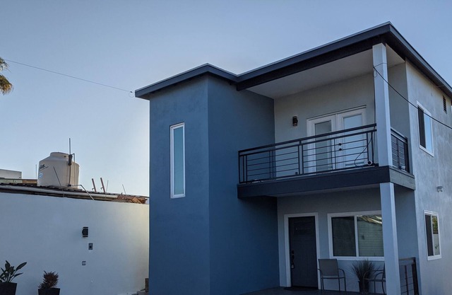 Brand New Studio, Confortable, and gated parking, close to downtown.