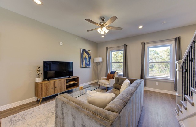 BRAND NEW Stylish 2BR Townhome, Fast WiFi & AC, Nestled in Downtown Houston