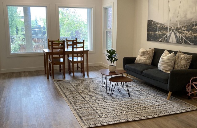 Brand New Suite in Southeast - Free parking & Pet Friendly