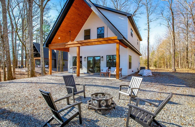 BRAND NEW Waterfront Cabin on TheLittle Red River with huge dock, arcades & WiFi