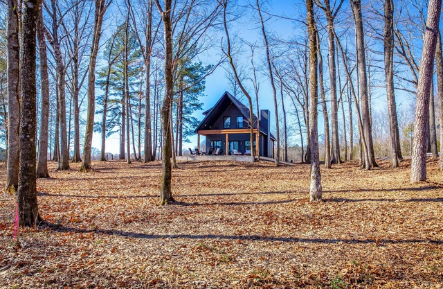 BRAND NEW waterfront cabin on The Little Red River with huge dock, arcades &WiFi