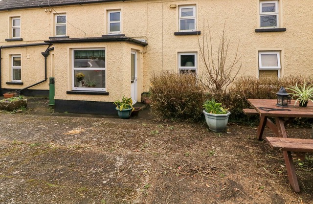 BRANDANE COTTAGE, pet friendly in Wellingtonbridge, County Wexford