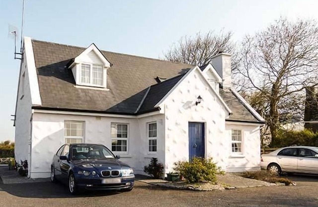 BRANDY HARBOUR COTTAGE in Ballinderreen, County Galway