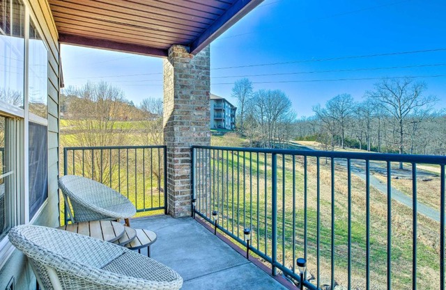 Branson Condo with Balcony on Ledgestone Golf Course