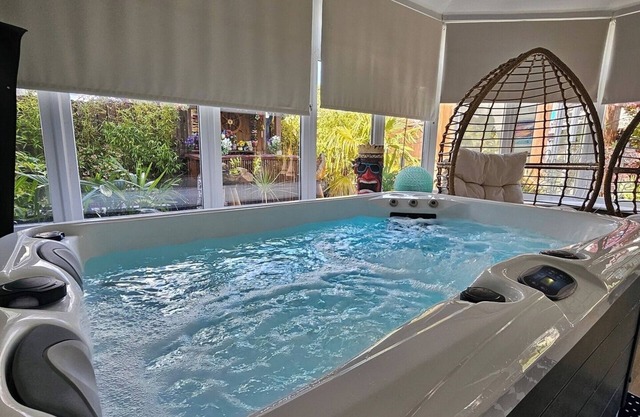Braveheart Haven: 4BD Retreat with Hot Tub