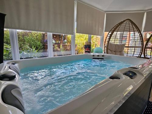 Braveheart Haven: 4BD Retreat with Hot Tub