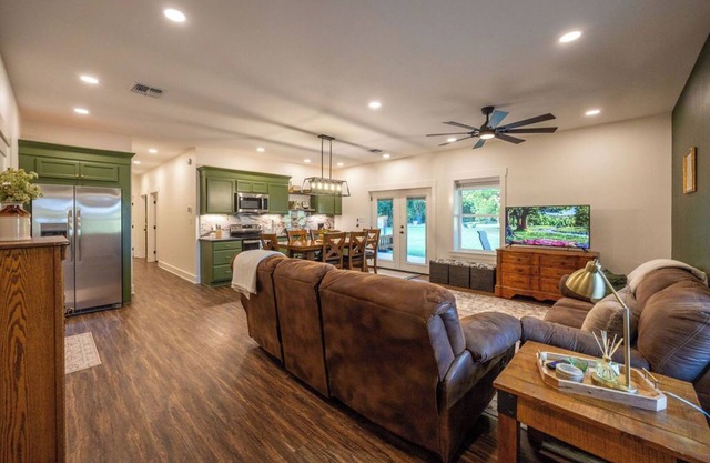 Brazos River Escape+Hot Tub+Pickleball+Firepit+Fishing+Kayaking+Nature Trail