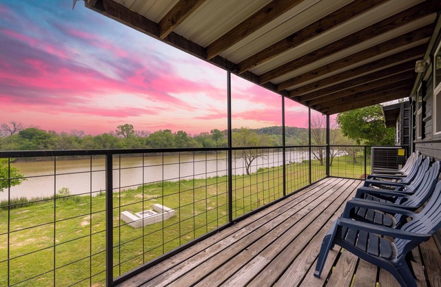 Brazos River Treehouse: Waterfront/Outdoor Activities/Firepit/Hammock/Pets