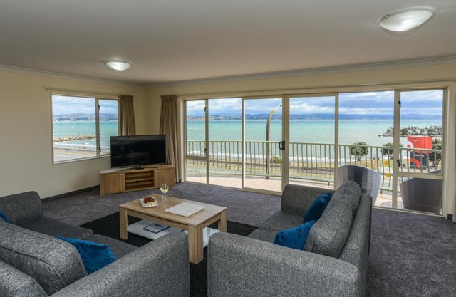 Breakwater Apartment Five - Napier Holiday Home