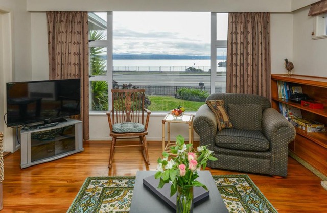 Breakwater Cottage - Napier Holiday Home