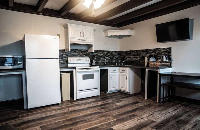 Breath-taking Lake View Suite on Lake Cumberland! #108