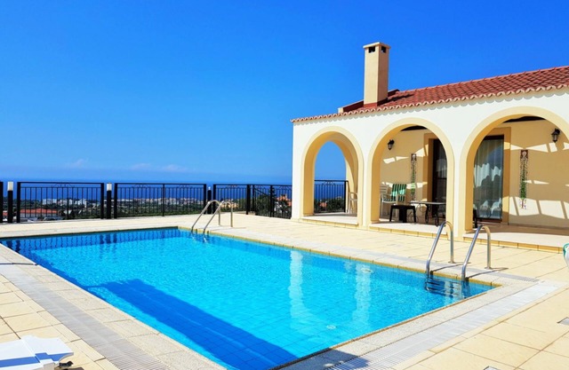 Impresionantes vistas al mar ya la montaña, villa con piscina privada cerca de la playa.