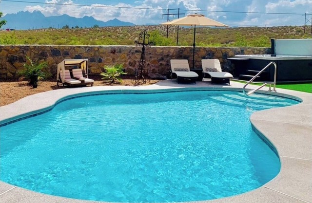 Breathe Taking Mountain View: Pool, Hot Tub, Arcade Room & Amazing Views!