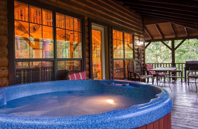 Breathless Cabin Includes Free Wifi, Parking Onsite, Private Hot Tub, and BBQ by Redawning