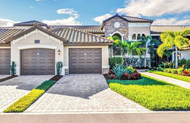 Breathtaking 3 BR condo with lake views in Lakewood National Golf Club - Shades Of Summer