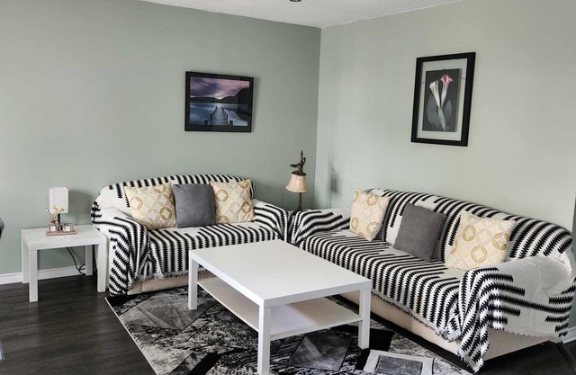 Breathtaking 5 Bedroom 2 Bathroom Entire House Near the Riverside