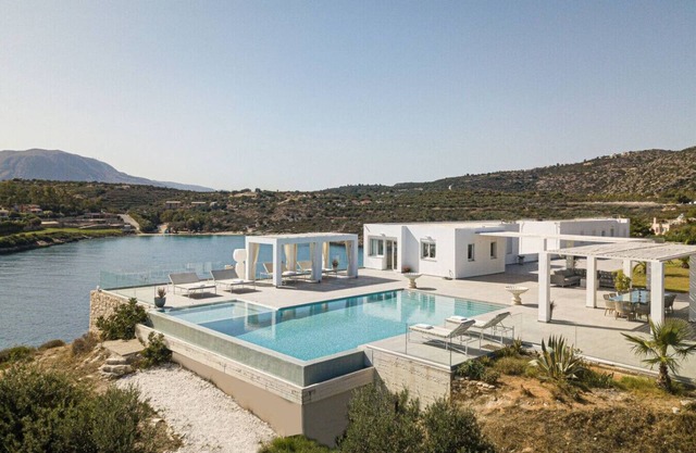Breathtaking Aeon Villa on the beach- 6BD 6BA 14PL