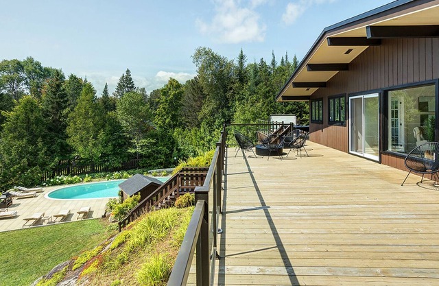 Breathtaking chalet with stunning views and direct access to a lake!