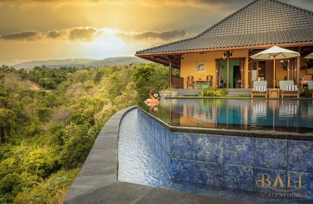 Breathtaking Clifftop Luxury at Lovina!