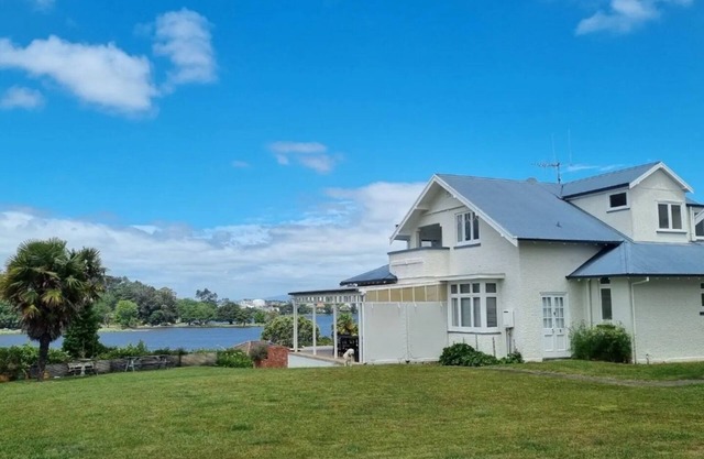 Breathtaking Hamilton Lake Views