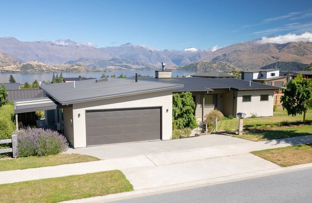 Impresionantes vistas al lago y a la montaña en la bahía de la península de Wanaka