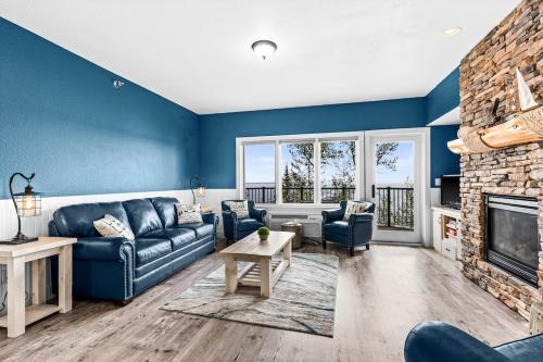 Breathtaking Lake Views King Suite, Queen Beds, Kitchen and Heated Indoor and Outdoor Pools