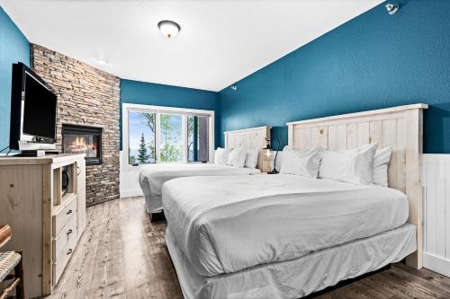 Breathtaking Lake Views Studio, 2 Queen Beds, Fireplace and Heated Indoor and Outdoor Pools