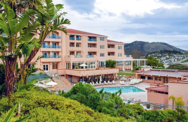 Breathtaking Ocean Views! Full Kitchen, Free Parking, Onsite Swimming Pool
