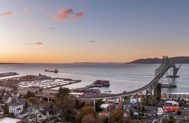 Breathtaking Panoramic Views of the Columbia River and Bridge, Pet Friendly, Open Layout, Great Deck