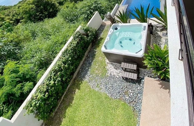 Breathtaking sea and hill view. 5 mins drive to beach. Pet Friendly.