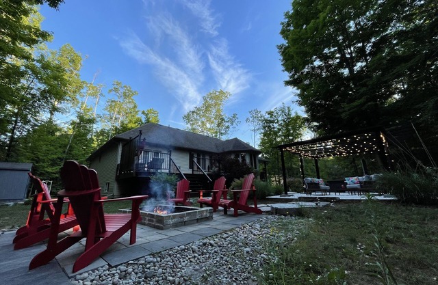 Breathtaking Serene cottage with Hot Tub (Pet-Friendly!)