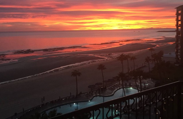 Impresionantes puestas de sol a pocos pasos de la arena y el mar en la hermosa playa de arena