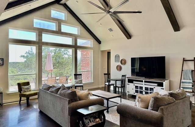 Breathtaking Texas Hill Country Views - Welcome to the Retreat at the Ridge