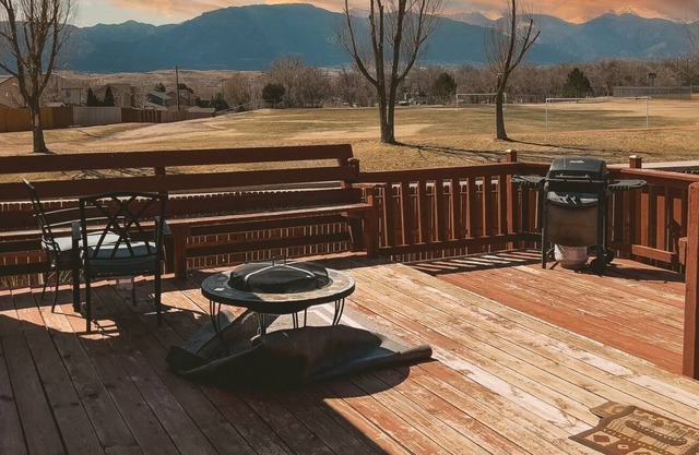 Breathtaking view of Pikes Peak- 5 mins from airport.
