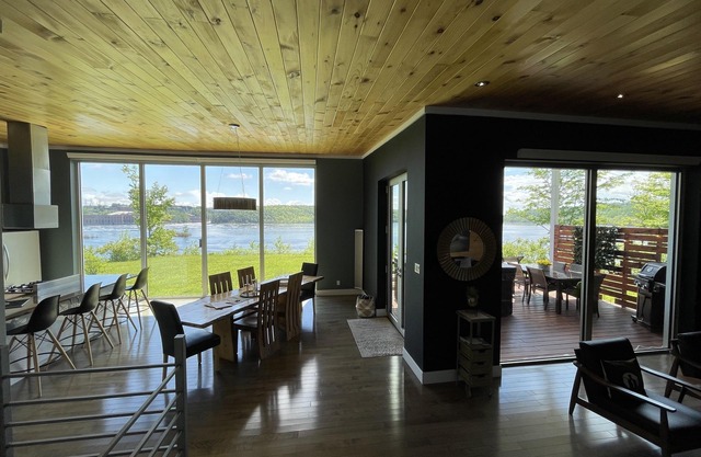 Breathtaking views, 2 spas, sauna, steam room.