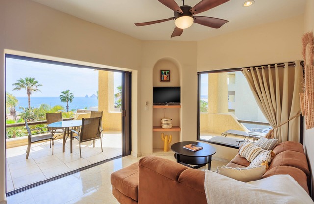 Breathtaking Views of Ocean & Arch in Delightful 1 Bedroom Condo