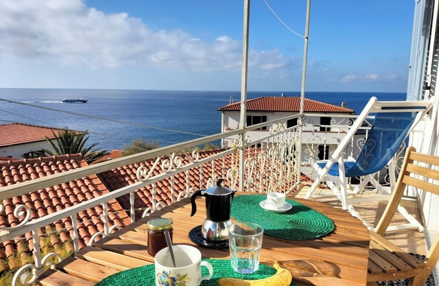 Apartamento moderno con encantadoras vistas al mar desde todas las habitaciones.