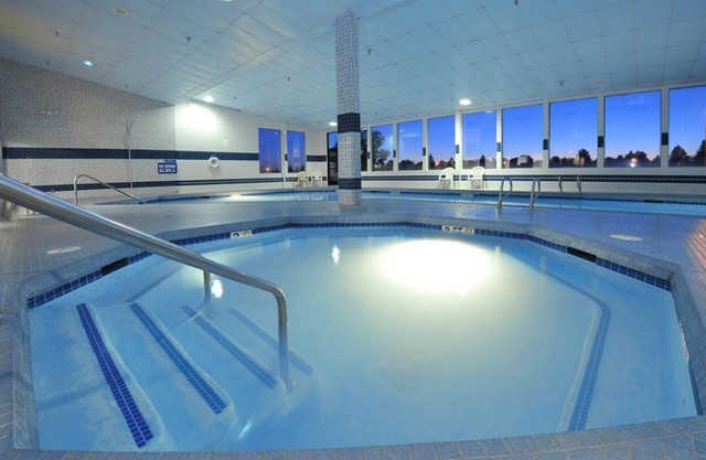 BREATHTAKING VIEW! IDAHO FALLS, 2 COMFY UNITS! POOL, SPA, JACUZZI!