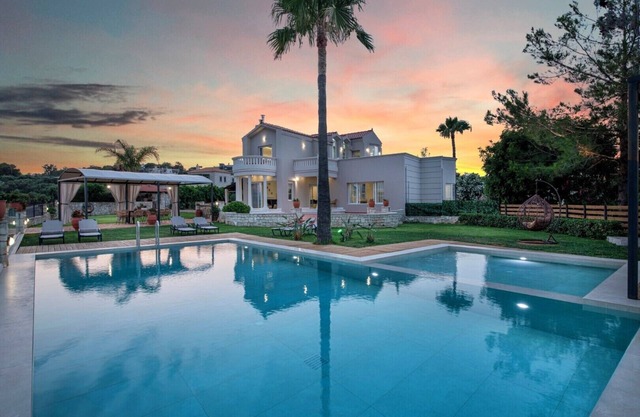 Breathtaking view*Private Heated Pool*15 sleeps*BBQ*390m2