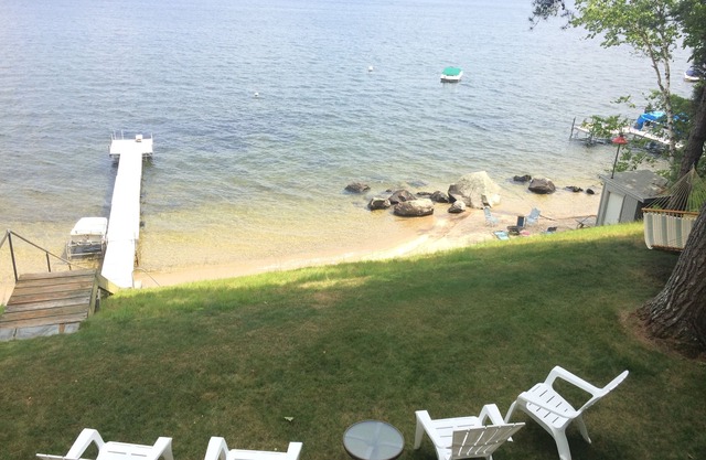 Impresionantes vistas, increíble Waterfront Lakehouse, 100 'de playa privada de arena!