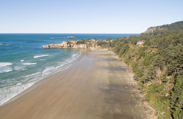 ¡Impresionantes vistas y la niebla del océano esperan a los visitantes de 'Otter Rock Hideaway'!