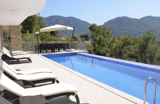 Impresionantes vistas desde la piscina infinita de la famosa vista de la playa de Iztuzu.