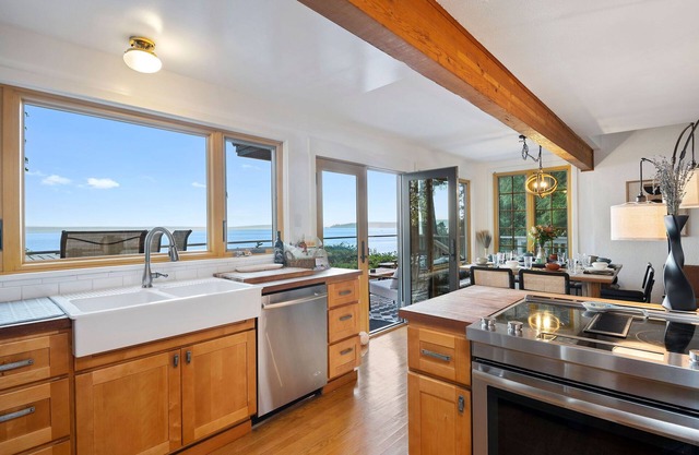 Breathtaking Waterfront Home w Beach / Hot Tub