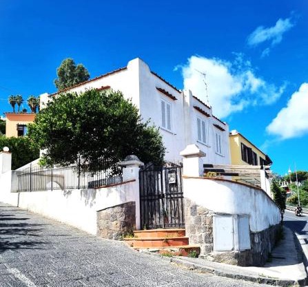 Brecchembè - Holiday Home in the center of Lacco Ameno